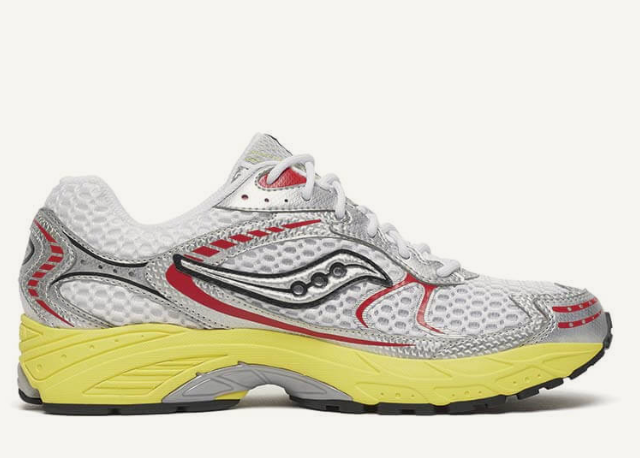 Saucony ProGrid Ride 1 White Buttercup avec tige en mesh respirant, empiècements synthétiques blancs et jaunes Buttercup, technologie ProGrid et semelle extérieure en caoutchouc.