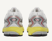 Saucony ProGrid Ride 1 White Buttercup avec tige en mesh respirant, empiècements synthétiques blancs et jaunes Buttercup, technologie ProGrid et semelle extérieure en caoutchouc.