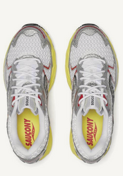 Saucony ProGrid Ride 1 White Buttercup avec tige en mesh respirant, empiècements synthétiques blancs et jaunes Buttercup, technologie ProGrid et semelle extérieure en caoutchouc.