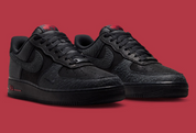 Nike Air Force 1 Low '07 Hellfire, sneaker Nike Air Force 1 au coloris Hellfire avec Swoosh latéral, toe box perforée et amorti Nike Air vue de 3/4 face. 