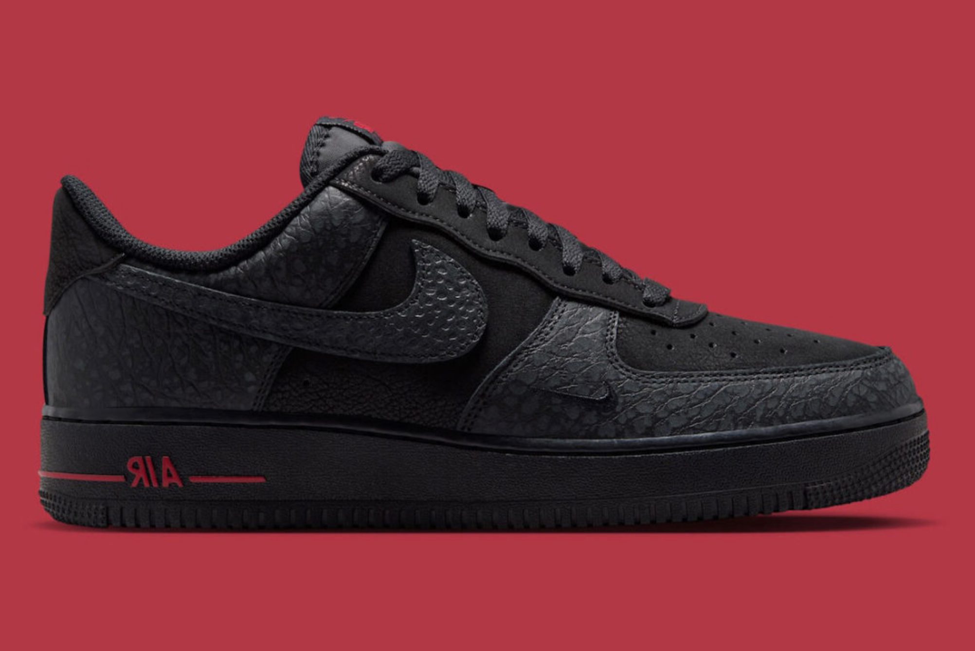 Nike Air Force 1 Low '07 Hellfire, sneaker Nike Air Force 1 au coloris Hellfire avec Swoosh latéral, toe box perforée et amorti Nike Air vue de profil. 