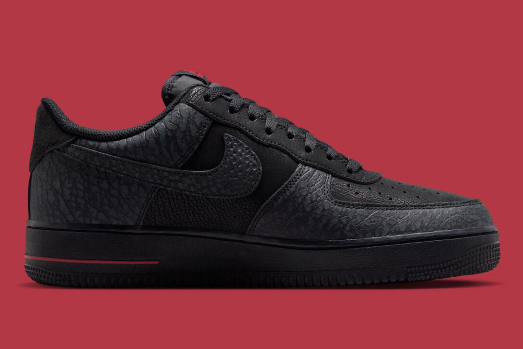 Nike Air Force 1 Low '07 Hellfire, sneaker Nike Air Force 1 au coloris Hellfire avec Swoosh latéral, toe box perforée et amorti Nike Air vue de profil intérieur. 