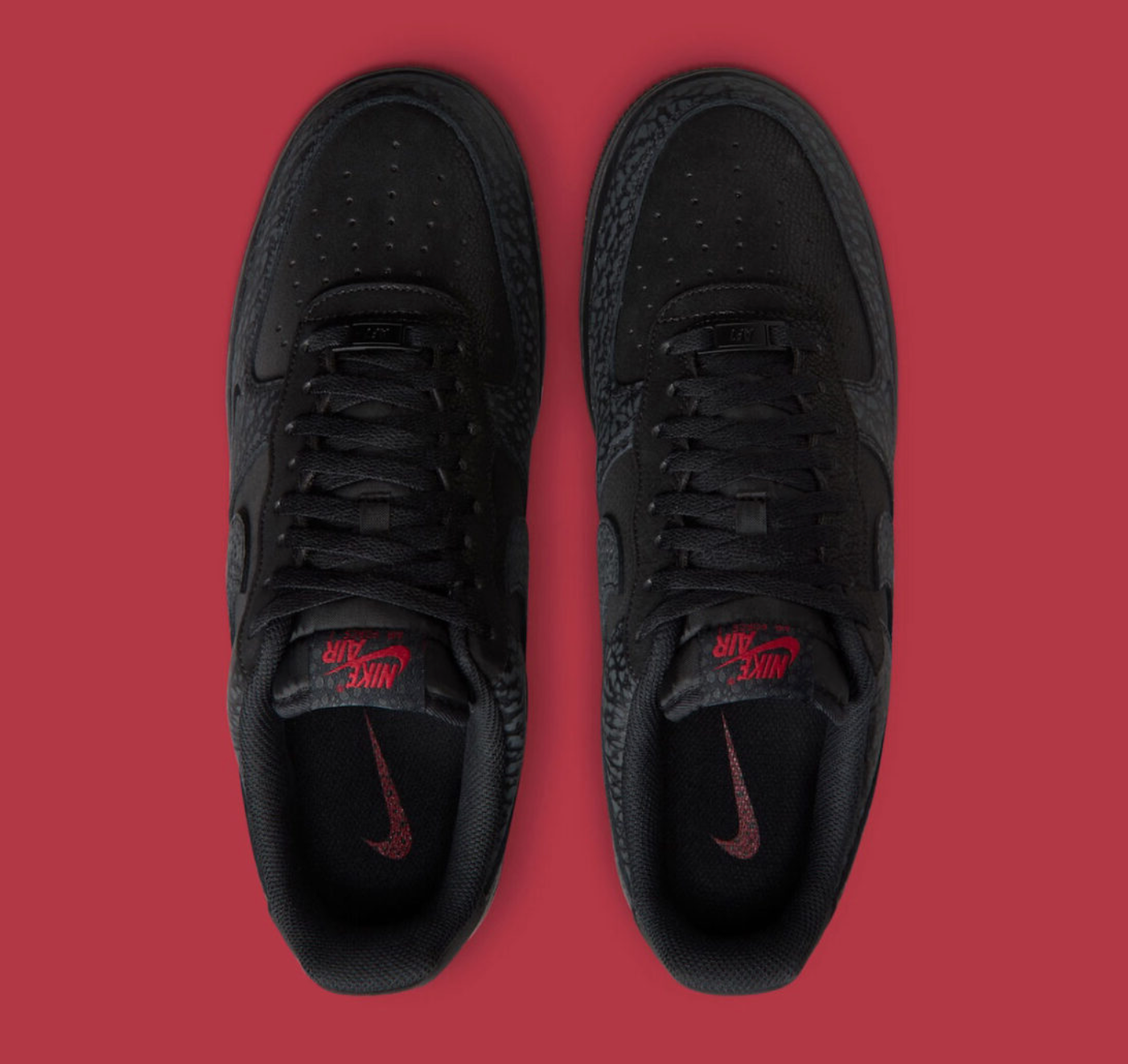 Nike Air Force 1 Low '07 Hellfire, sneaker Nike Air Force 1 au coloris Hellfire avec Swoosh latéral, toe box perforée et amorti Nike Air vue du dessus. 