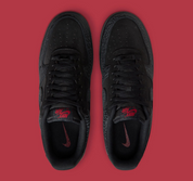 Nike Air Force 1 Low '07 Hellfire, sneaker Nike Air Force 1 au coloris Hellfire avec Swoosh latéral, toe box perforée et amorti Nike Air vue du dessus. 
