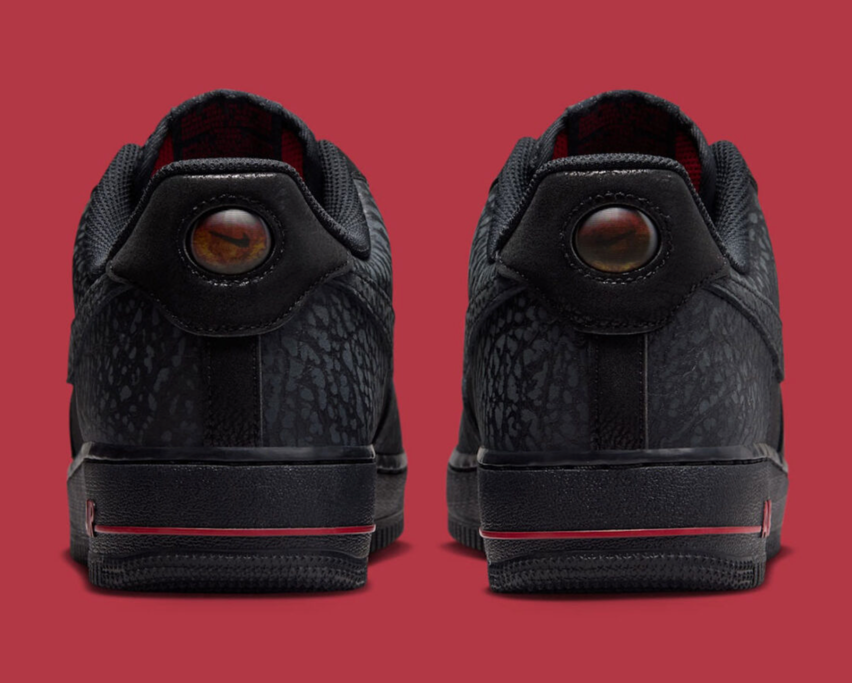 Nike Air Force 1 Low '07 Hellfire, sneaker Nike Air Force 1 au coloris Hellfire avec Swoosh latéral, toe box perforée et amorti Nike Air vue de derrière. 
