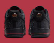 Nike Air Force 1 Low '07 Hellfire, sneaker Nike Air Force 1 au coloris Hellfire avec Swoosh latéral, toe box perforée et amorti Nike Air vue de derrière. 