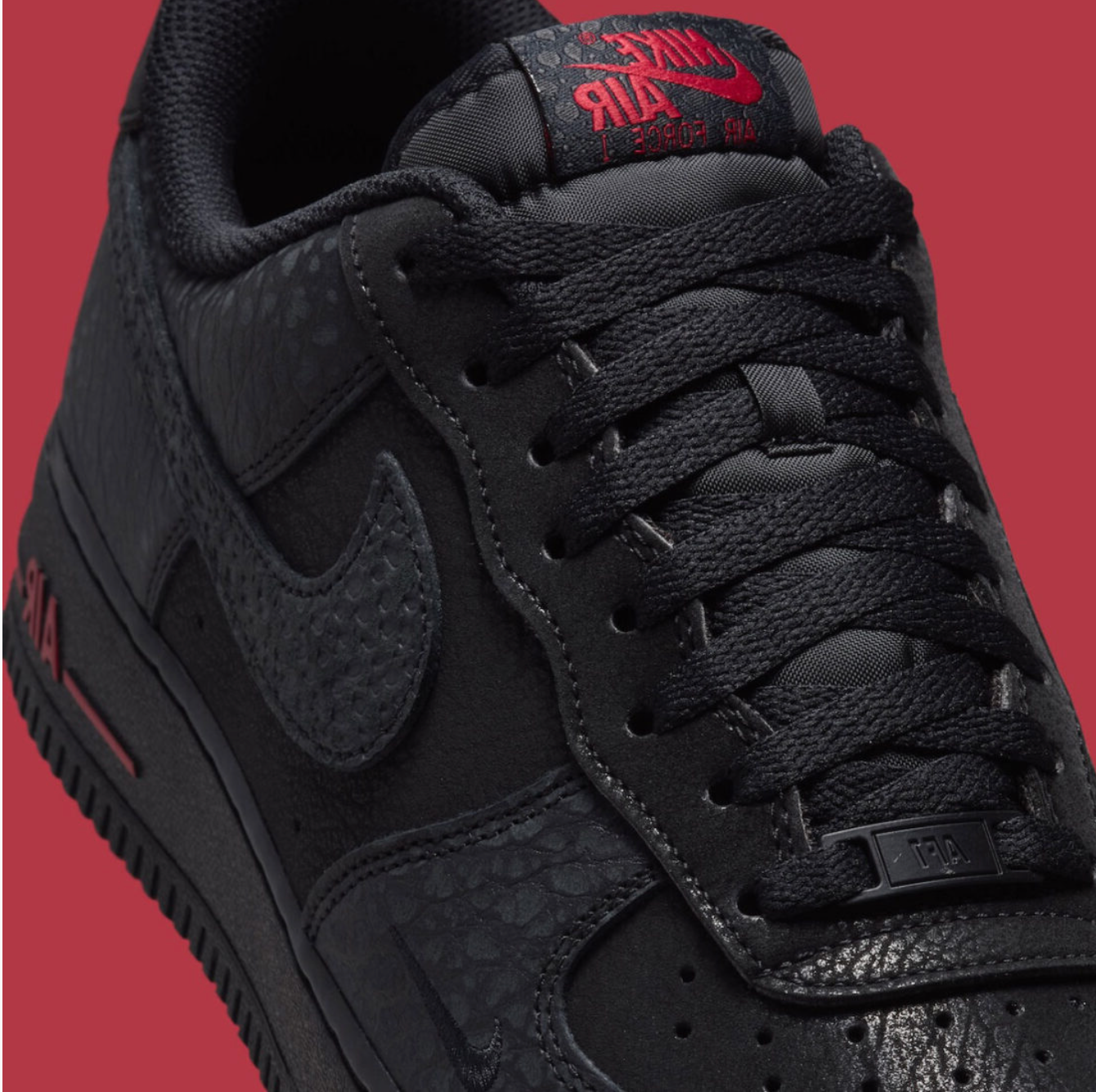 Vue zoomée sur les détails latéraux de la Nike Air Force 1 Low '07 Hellfire, sneaker Nike Air Force 1 au coloris Hellfire avec Swoosh latéral, toe box perforée et amorti Nike Air.