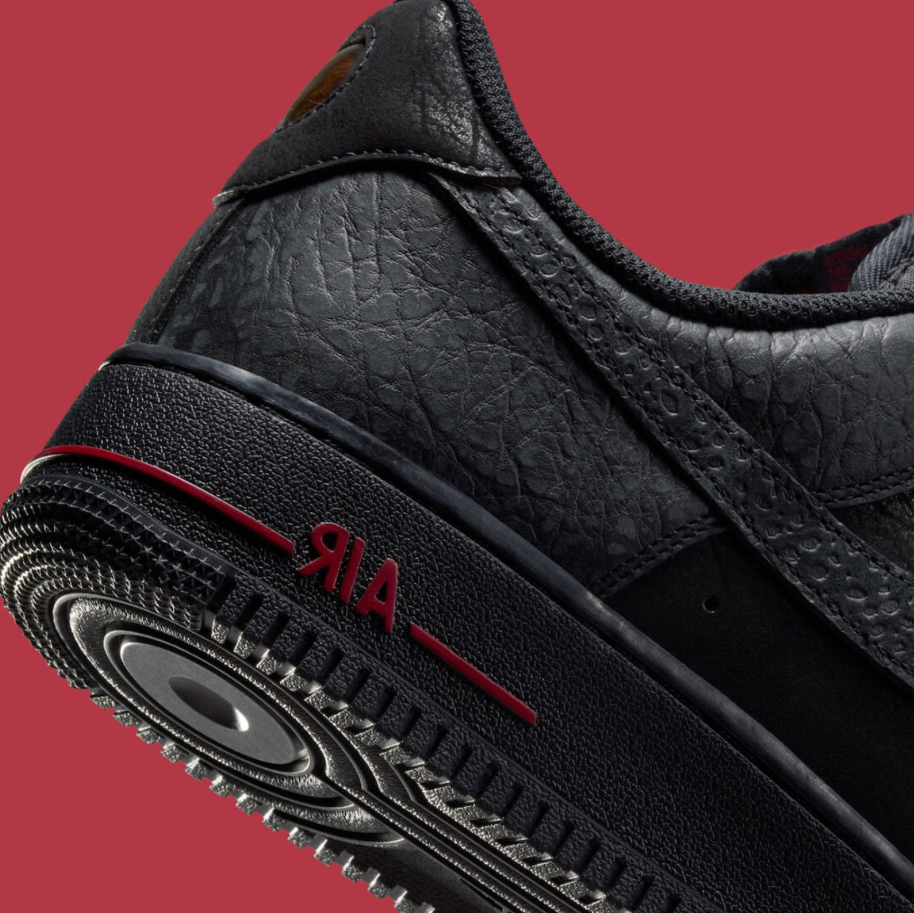 Vue zoomée sur les détails arrières de la Nike Air Force 1 Low '07 Hellfire, sneaker Nike Air Force 1 au coloris Hellfire avec Swoosh latéral, toe box perforée et amorti Nike Air.