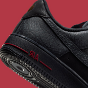 Vue zoomée sur les détails arrières de la Nike Air Force 1 Low '07 Hellfire, sneaker Nike Air Force 1 au coloris Hellfire avec Swoosh latéral, toe box perforée et amorti Nike Air.