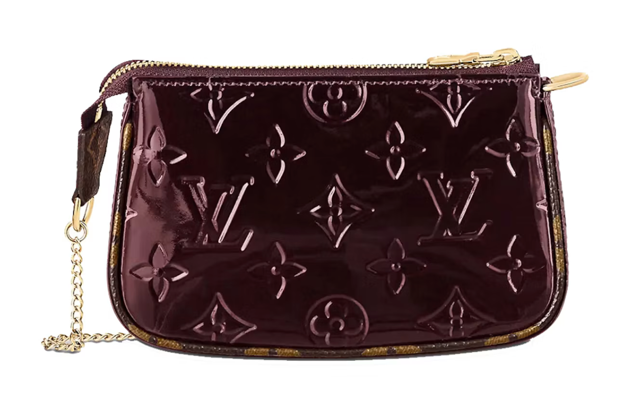 Louis Vuitton Mini Pochette Accessoires Monogram Vernis Amarante Red en cuir verni bordeaux à Monogram embossé avec chaîne et détails dorés.