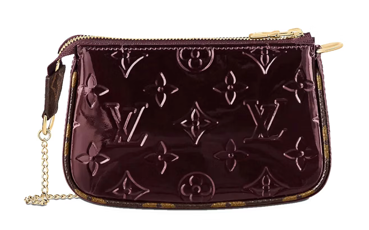 Louis Vuitton Mini Pochette Accessoires Monogram Vernis Amarante Red en cuir verni bordeaux à Monogram embossé avec chaîne et détails dorés.