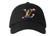 Louis Vuitton x Takashi Murakami Superflat Cap Black en coton noir avec logo LV Hands multicolore brodé, visière incurvée et sangle ajustable.