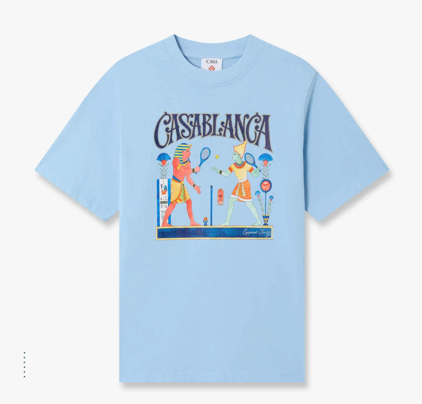 Découvrez le Casablanca Classic Tennis Match Tee Blue, un tee-shirt bleu au graphisme inspiré du tennis rétro, entre sportswear premium et esprit resort.