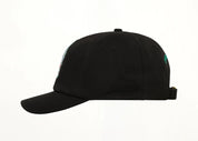 Casablanca Hotel Emblem Cap Black, casquette Casablanca noire à visière courbée avec Hotel Emblem sur l’avant et fermeture ajustable.
