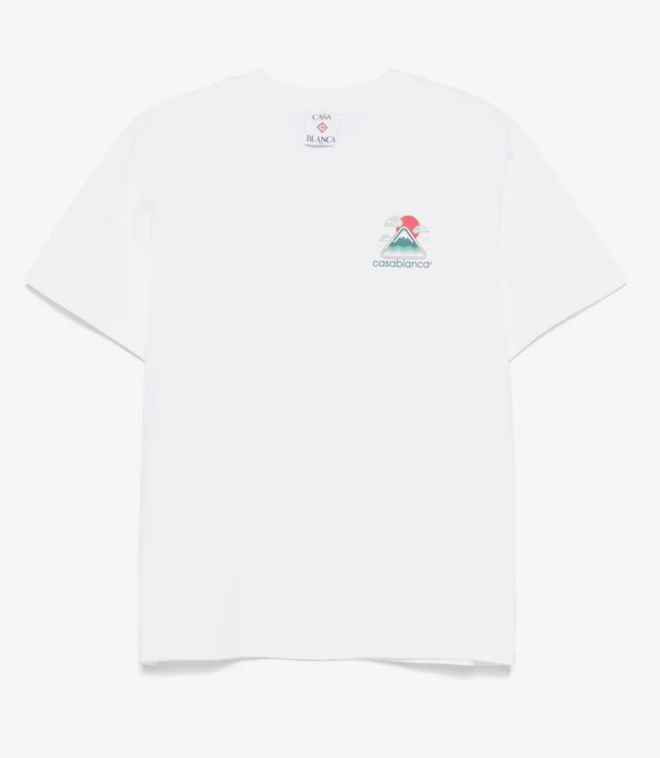Casablanca Montagne Ondulée Tee White, tee-shirt Casablanca blanc à manches courtes avec graphisme Montagne Ondulée inspiré des paysages naturels.