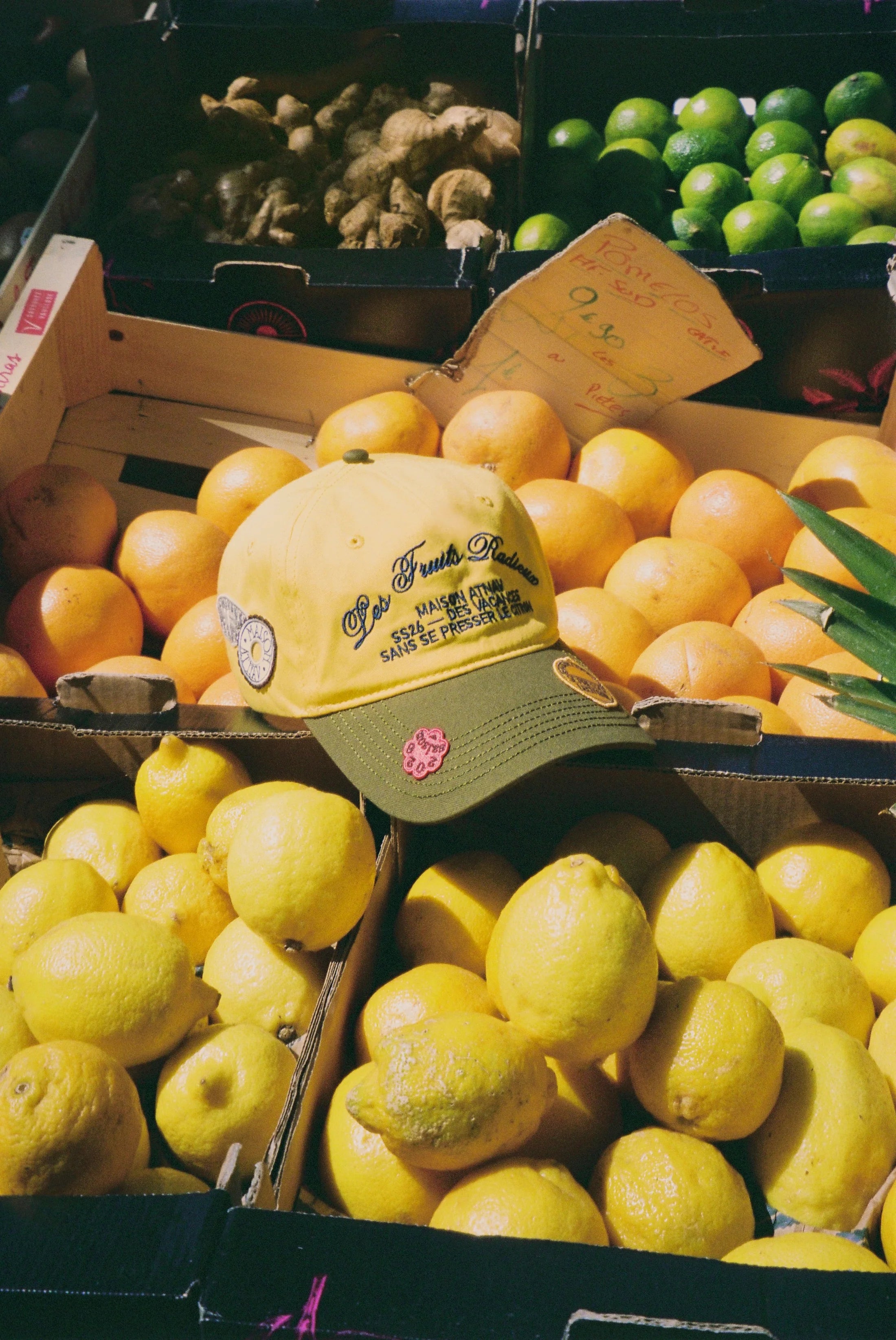 Casquette Maison Atnav "Le Citron", casquette jaune citron et vert olive avec broderie Maison Atnav, visière préformée et écussons décoratifs.