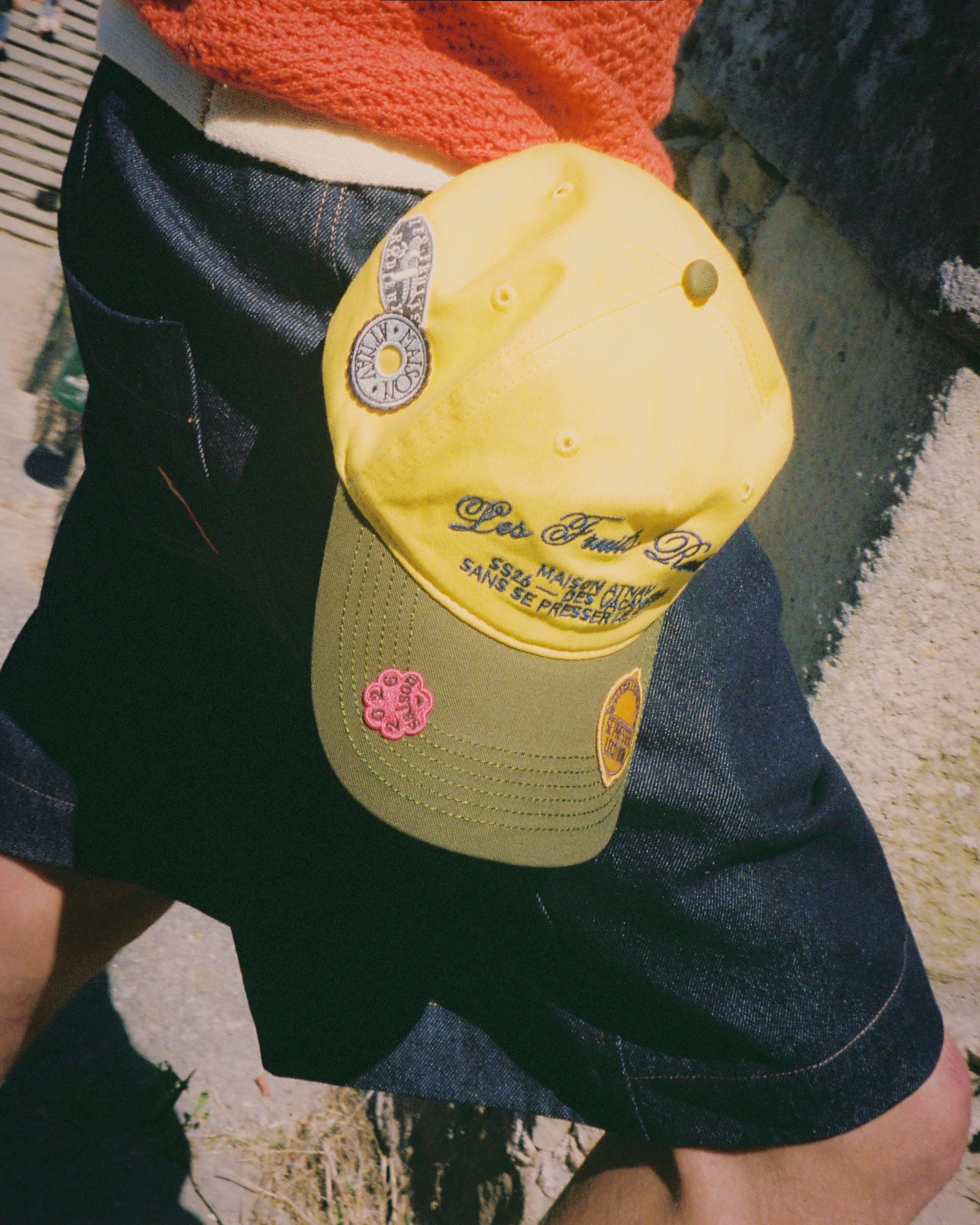 Casquette Maison Atnav "Le Citron", casquette jaune citron et vert olive avec broderie Maison Atnav, visière préformée et écussons décoratifs.