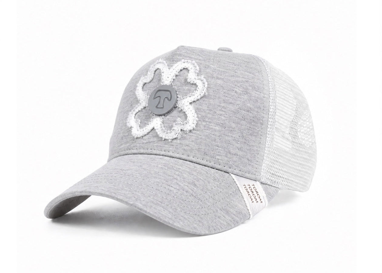 Casquette TOROM Grise avec logo TOROM, visière courbée et fermeture réglable, idéale pour un look streetwear et casual.
