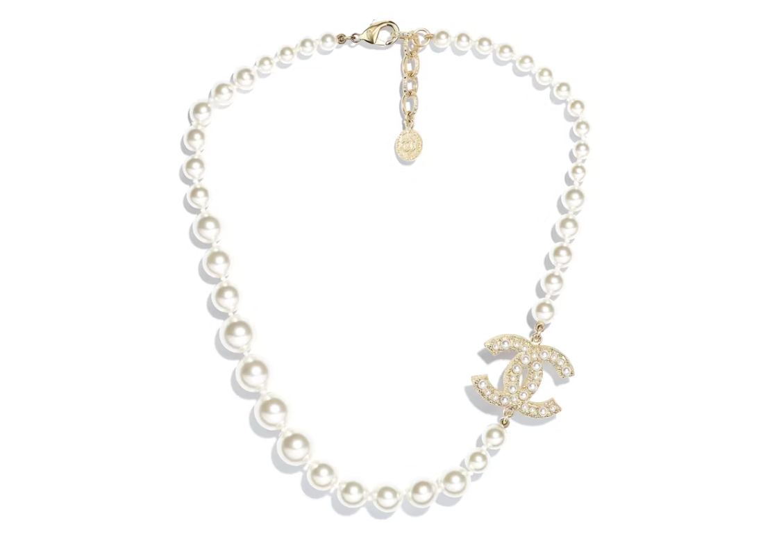 Chanel Glass Pearls CC Necklace Gold/Pearly White, collier Chanel en perles de verre blanc nacré avec détails dorés et logo double C.