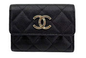 Chanel Large CC Logo Tri-Fold Card Holder Black, porte-cartes trois volets en cuir de veau grainé noir matelassé avec grand logo CC doré sur le rabat.