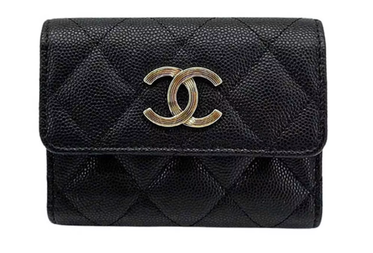 Chanel Large CC Logo Tri-Fold Card Holder Black, porte-cartes trois volets en cuir de veau grainé noir matelassé avec grand logo CC doré sur le rabat.