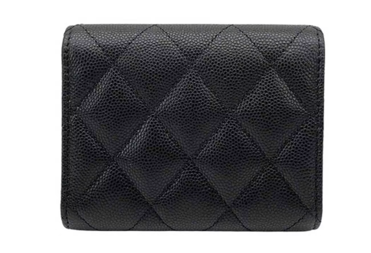 Chanel Large CC Logo Tri-Fold Card Holder Black, porte-cartes trois volets en cuir de veau grainé noir matelassé avec grand logo CC doré sur le rabat.