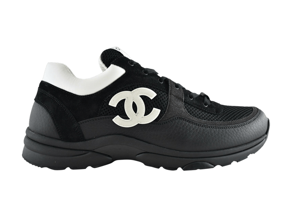 Chanel Low Top Trainer Black White G38299 Y55720 K3845 avec tige noire et blanche, silhouette low-top et semelle sportive volumineuse vue de profil. 