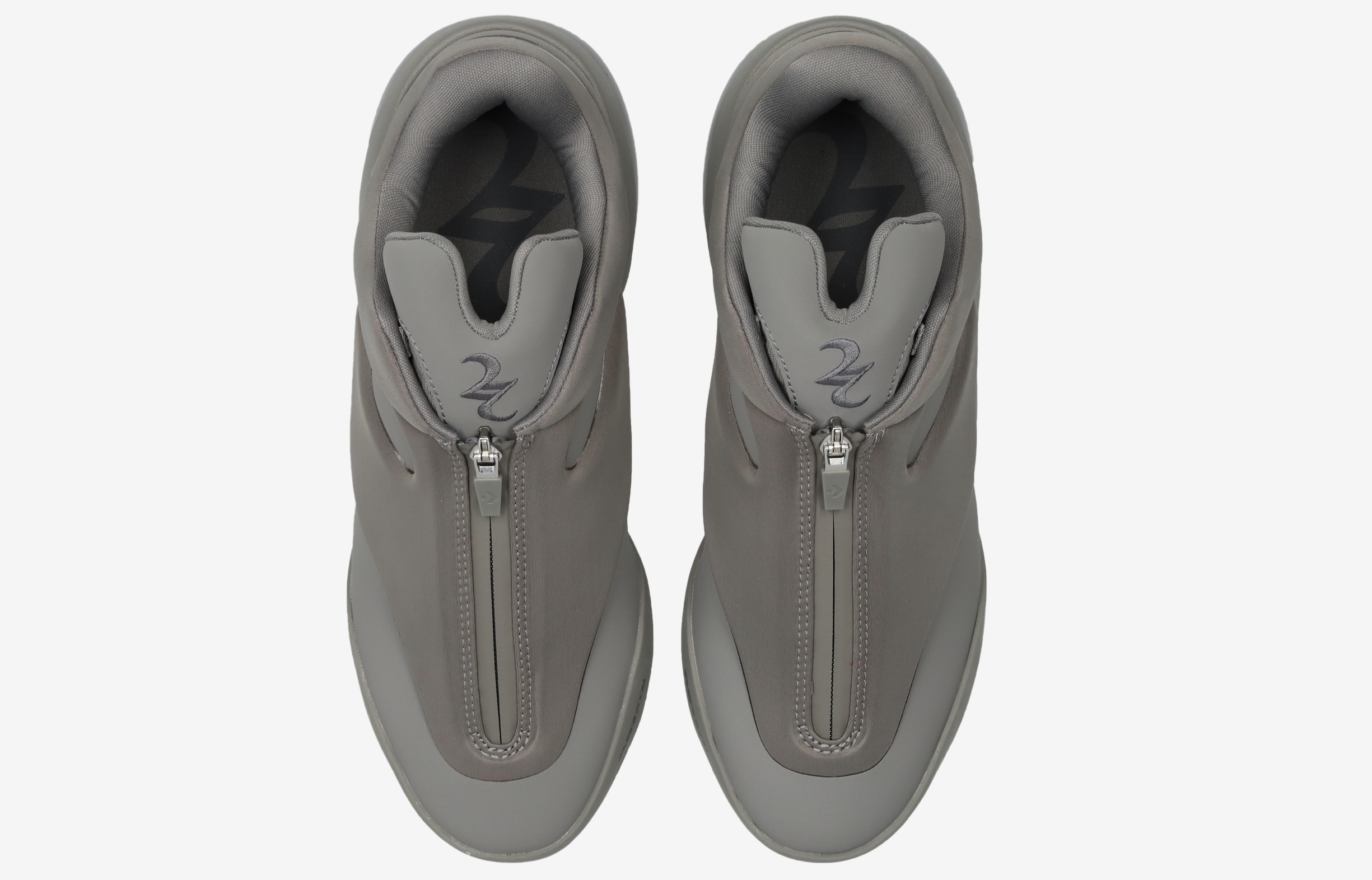 Converse SHAI 001 Ares Gray, sneaker de basketball grise monochrome avec empeigne moulée, fermeture zippée et silhouette basse futuriste.