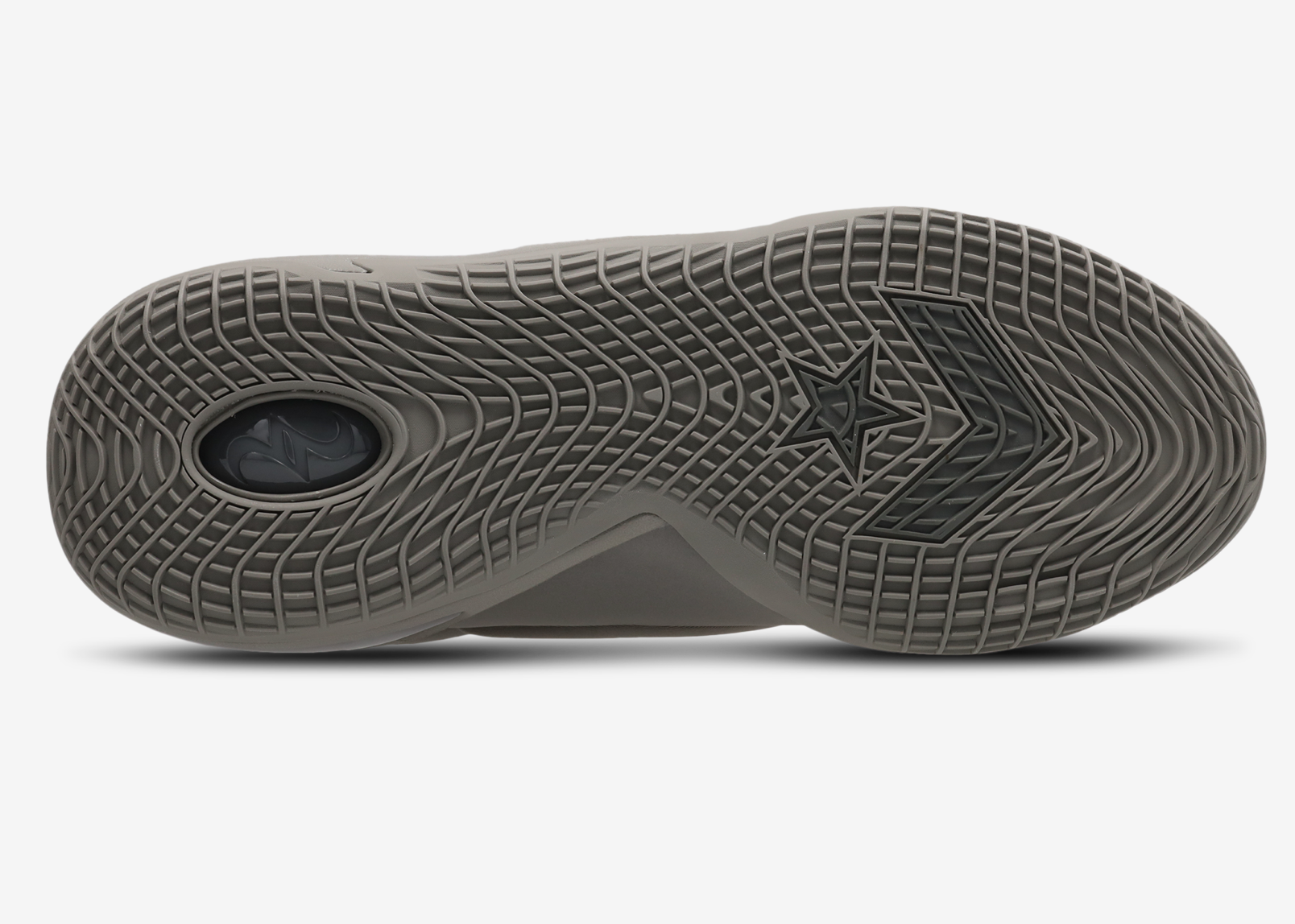 Converse SHAI 001 Ares Gray, sneaker de basketball grise monochrome avec empeigne moulée, fermeture zippée et silhouette basse futuriste.