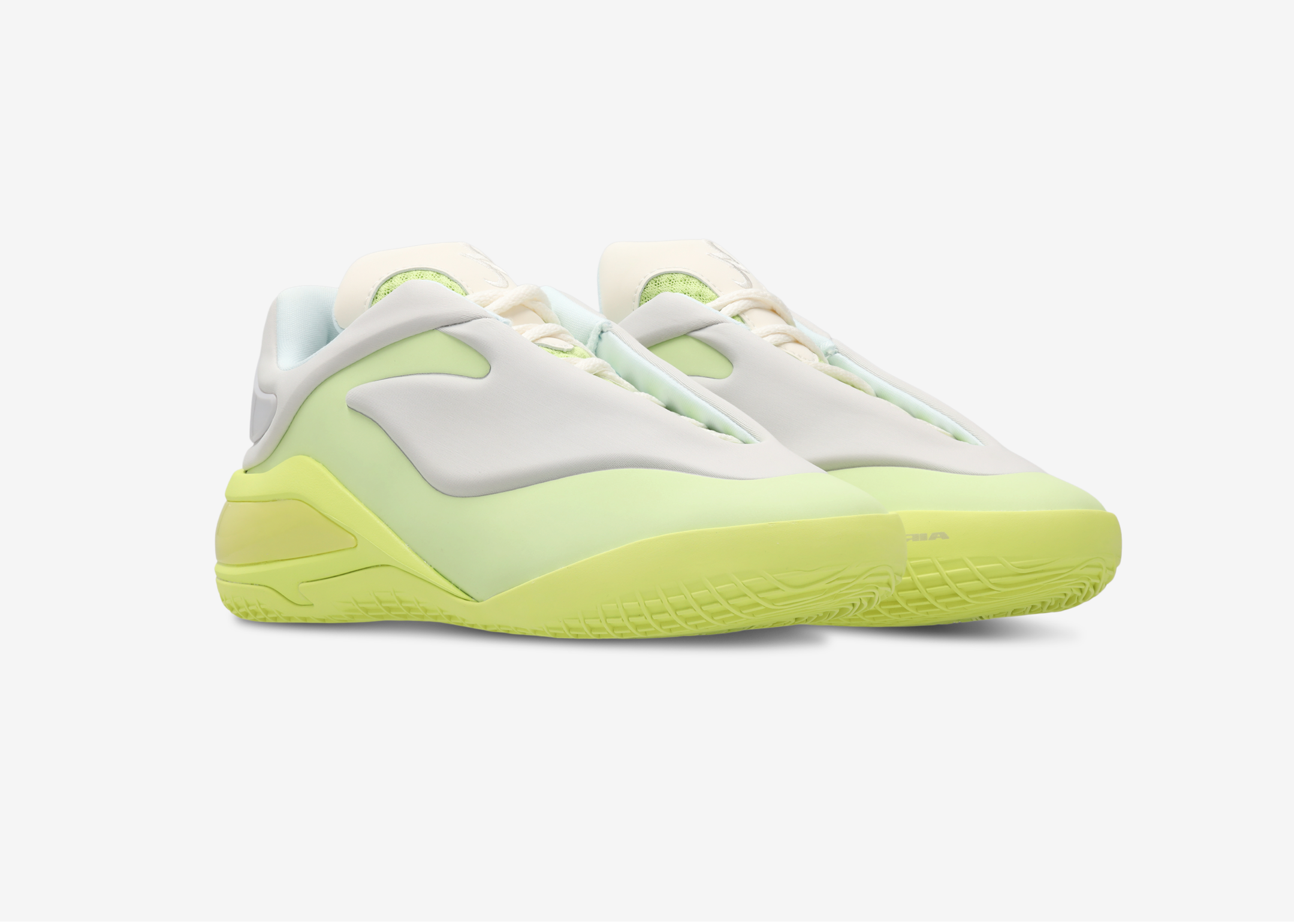Converse SHAI 001 Lace Up Lime, sneaker de basketball vert citron avec empeigne sculptée, laçage apparent et silhouette basse futuriste.