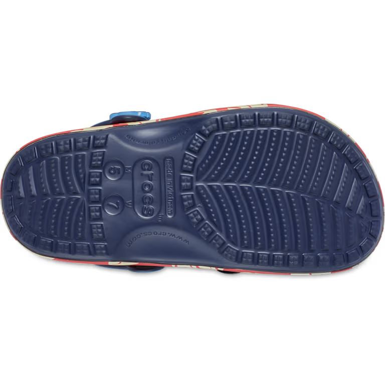 Crocs Classic Clog Disney Lilo & Stitch inspirées de Stitch, avec design exclusif, bride pivotante et semelle légère en résine Croslite™.