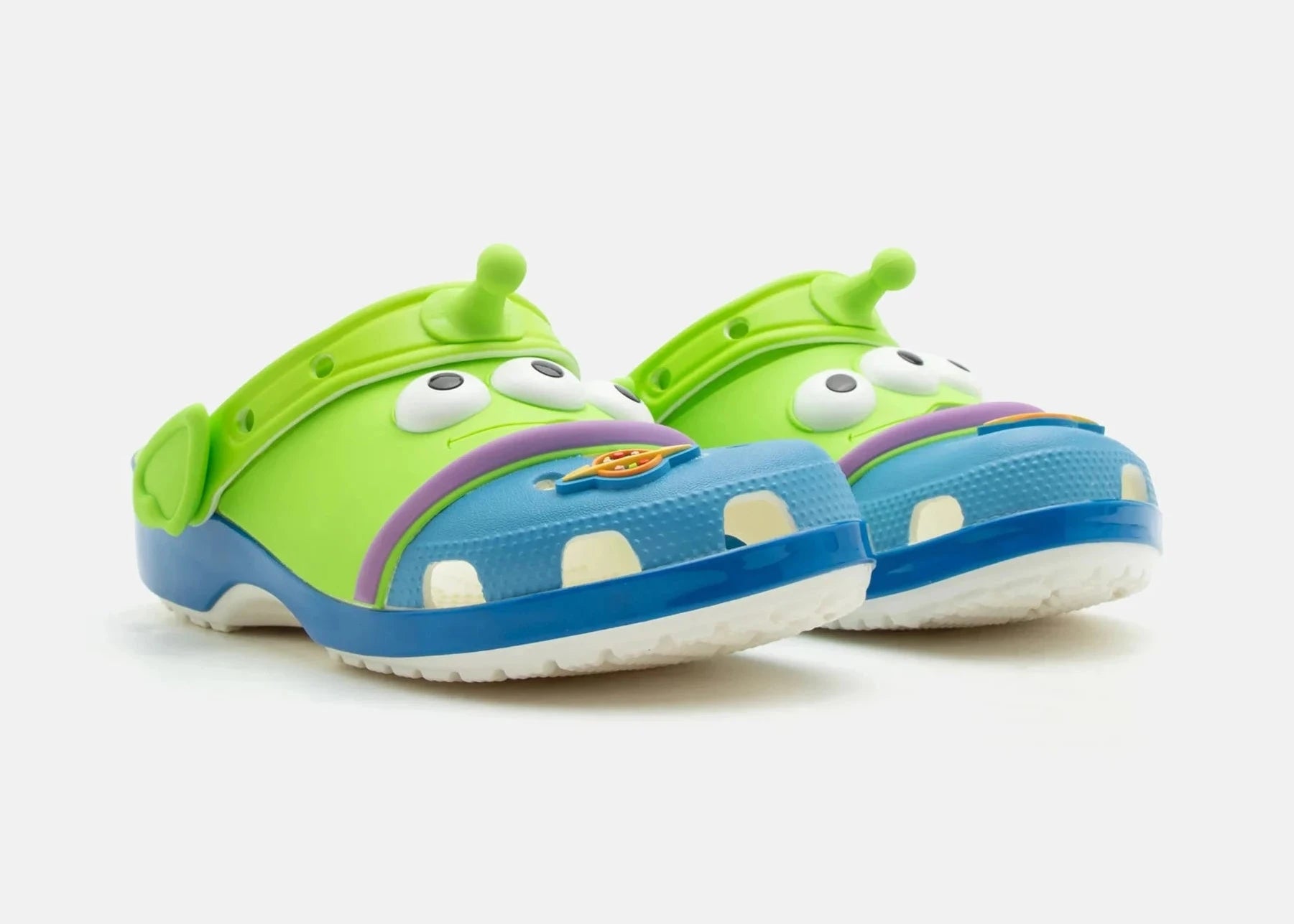 Crocs Classic Clog Disney Pixar Toy Story Alien verte avec Jibbitz extraterrestres, détails Pizza Planet et construction Croslite confortable.