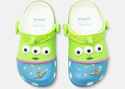 Crocs Classic Clog Disney Pixar Toy Story Alien verte avec Jibbitz extraterrestres, détails Pizza Planet et construction Croslite confortable.