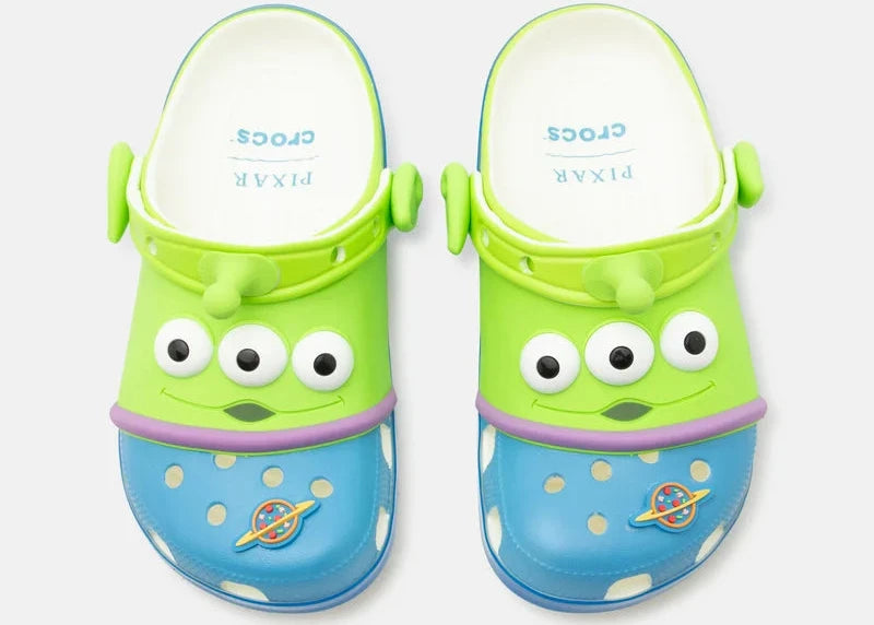 Crocs Classic Clog Disney Pixar Toy Story Alien verte avec Jibbitz extraterrestres, détails Pizza Planet et construction Croslite confortable.