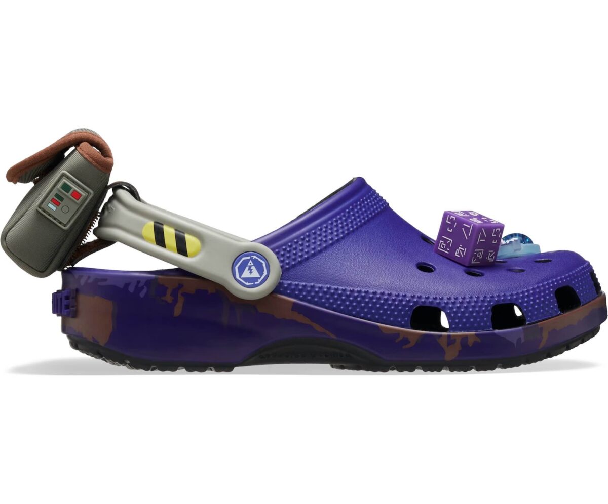Crocs Classic Clog Fortnite Battle Bus inspirées du célèbre Battle Bus de Fortnite, avec design exclusif, bride pivotante et semelle légère en résine Croslite™.