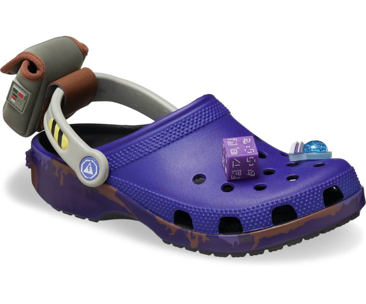 Crocs Classic Clog Fortnite Battle Bus inspirées du célèbre Battle Bus de Fortnite, avec design exclusif, bride pivotante et semelle légère en résine Croslite™.