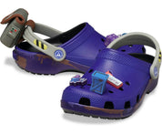 Crocs Classic Clog Fortnite Battle Bus inspirées du célèbre Battle Bus de Fortnite, avec design exclusif, bride pivotante et semelle légère en résine Croslite™.