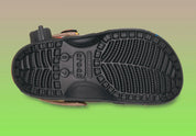 Crocs Classic Clog Ghostbusters inspirées de l'univers Ghostbusters, avec design exclusif, bride pivotante et semelle légère en résine Croslite™.