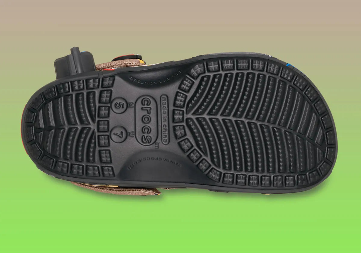 Crocs Classic Clog Ghostbusters inspirées de l'univers Ghostbusters, avec design exclusif, bride pivotante et semelle légère en résine Croslite™.