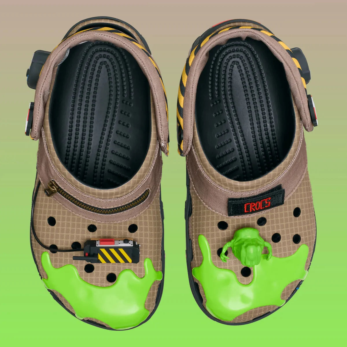 Crocs Classic Clog Ghostbusters inspirées de l'univers Ghostbusters, avec design exclusif, bride pivotante et semelle légère en résine Croslite™.