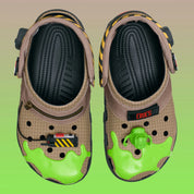Crocs Classic Clog Ghostbusters inspirées de l'univers Ghostbusters, avec design exclusif, bride pivotante et semelle légère en résine Croslite™.