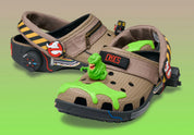 Crocs Classic Clog Ghostbusters inspirées de l'univers Ghostbusters, avec design exclusif, bride pivotante et semelle légère en résine Croslite™.