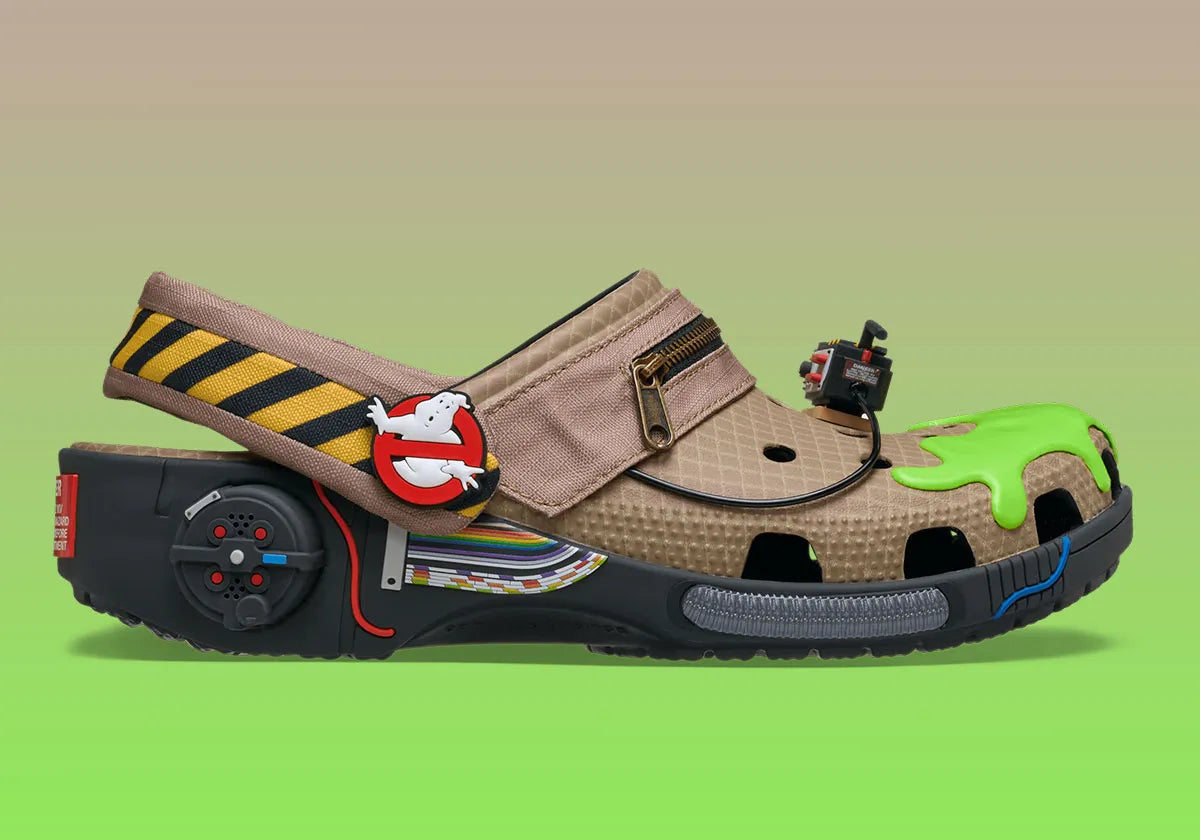 Crocs Classic Clog Ghostbusters inspirées de l'univers Ghostbusters, avec design exclusif, bride pivotante et semelle légère en résine Croslite™.
