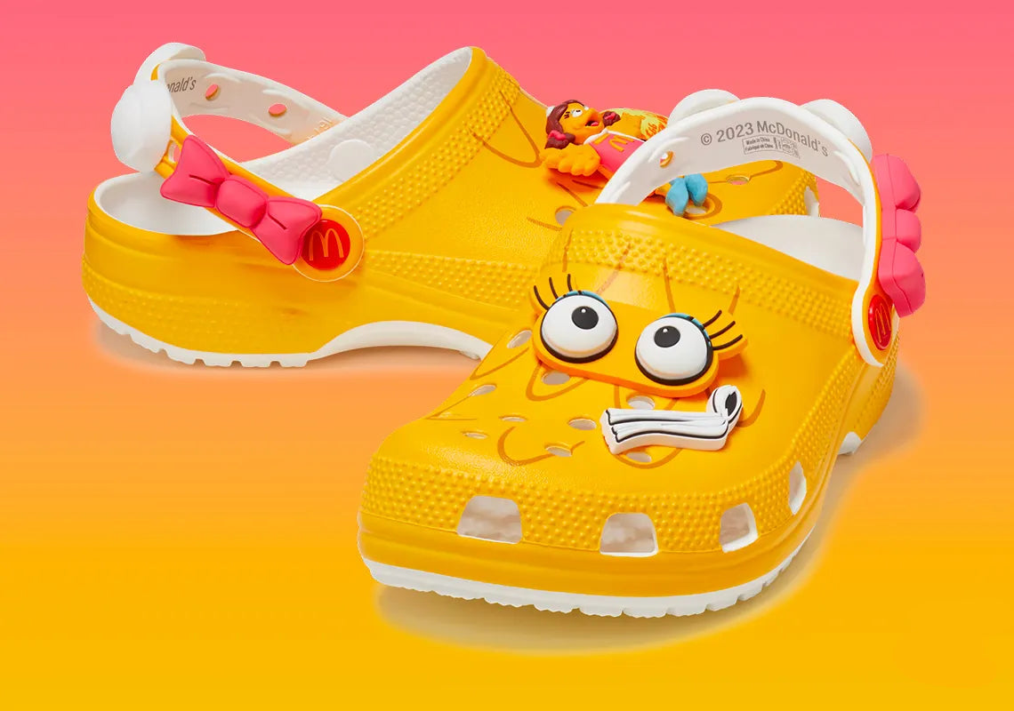 Crocs Classic Clog McDonald's Birdie inspirées de Birdie the Early Bird, avec design exclusif, bride pivotante et semelle légère en résine Croslite™.