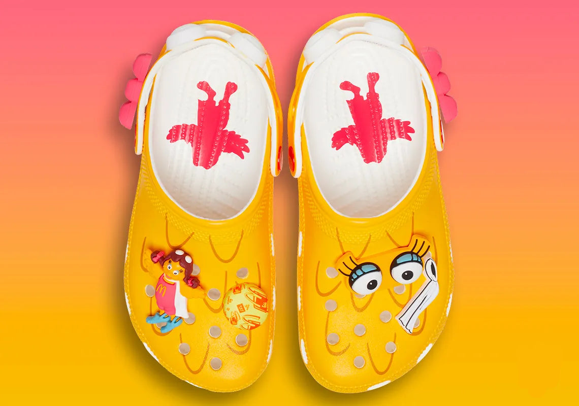 Crocs Classic Clog McDonald's Birdie inspirées de Birdie the Early Bird, avec design exclusif, bride pivotante et semelle légère en résine Croslite™.
