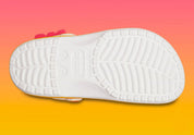 Crocs Classic Clog McDonald's Birdie inspirées de Birdie the Early Bird, avec design exclusif, bride pivotante et semelle légère en résine Croslite™.