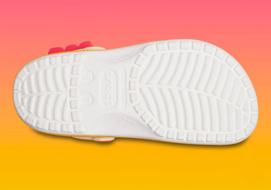 Crocs Classic Clog McDonald's Birdie inspirées de Birdie the Early Bird, avec design exclusif, bride pivotante et semelle légère en résine Croslite™.