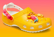 Crocs Classic Clog McDonald's Birdie inspirées de Birdie the Early Bird, avec design exclusif, bride pivotante et semelle légère en résine Croslite™.