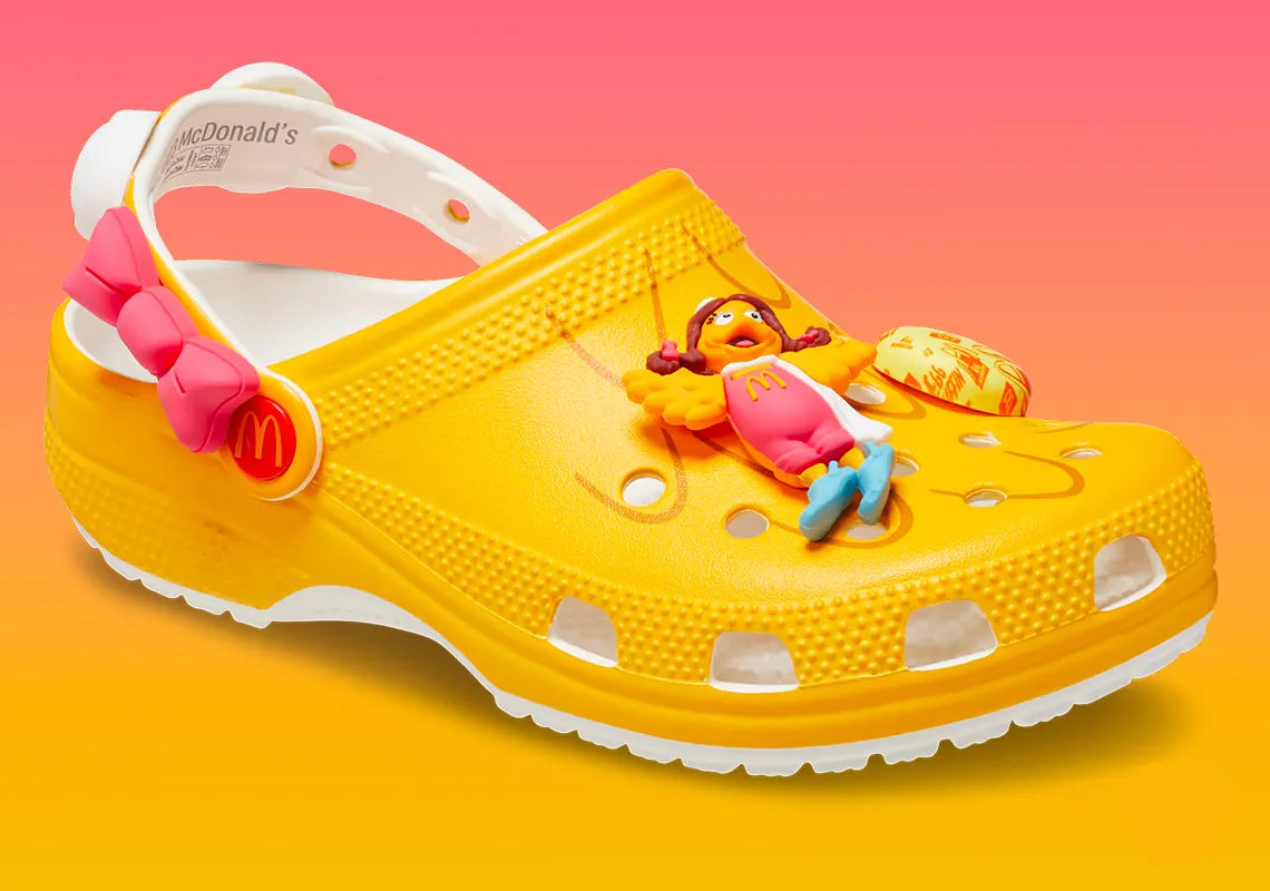 Crocs Classic Clog McDonald's Birdie inspirées de Birdie the Early Bird, avec design exclusif, bride pivotante et semelle légère en résine Croslite™.