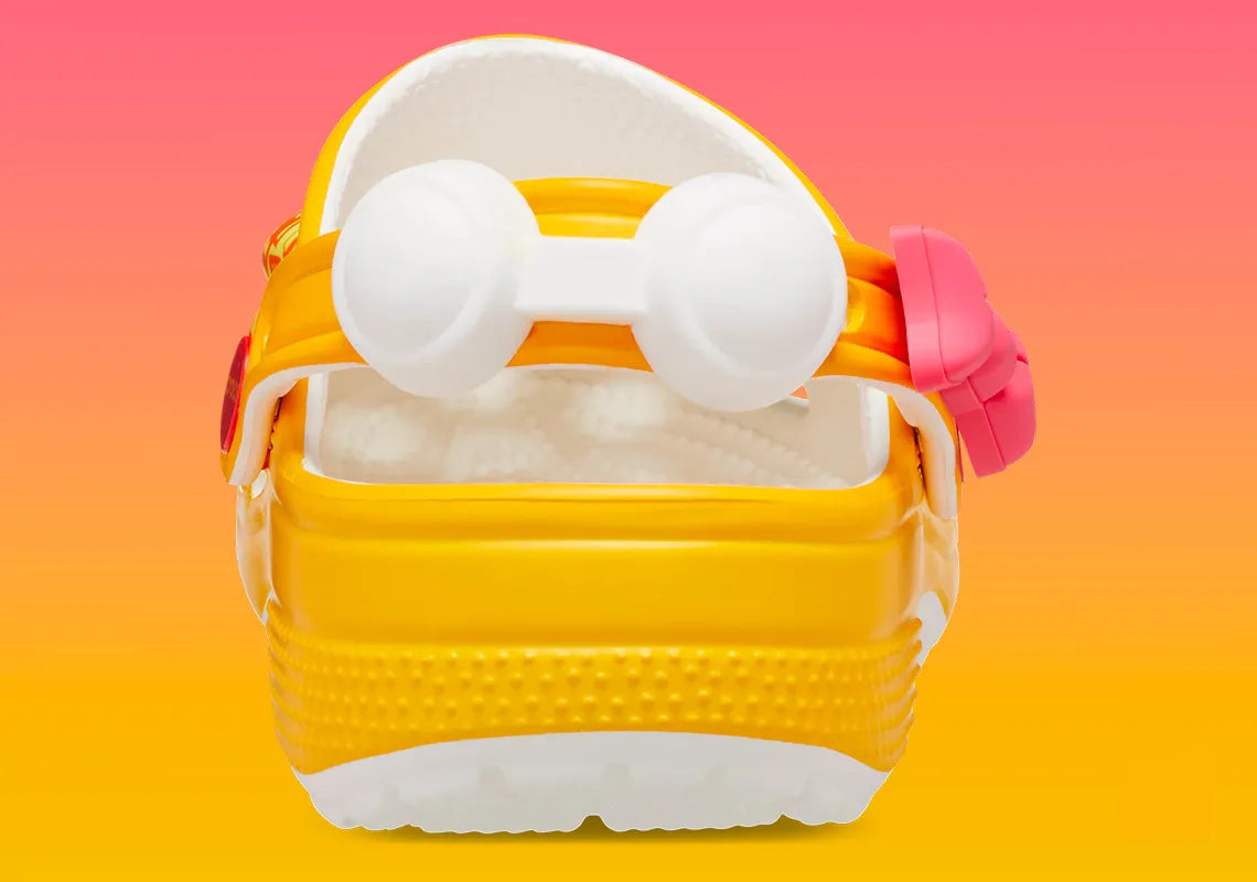 Crocs Classic Clog McDonald's Birdie inspirées de Birdie the Early Bird, avec design exclusif, bride pivotante et semelle légère en résine Croslite™.